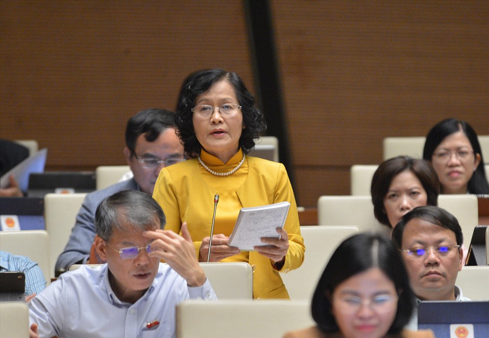 Đại biểu Trần Thị Quốc Khánh tại phiên họp toàn thể hội trường.