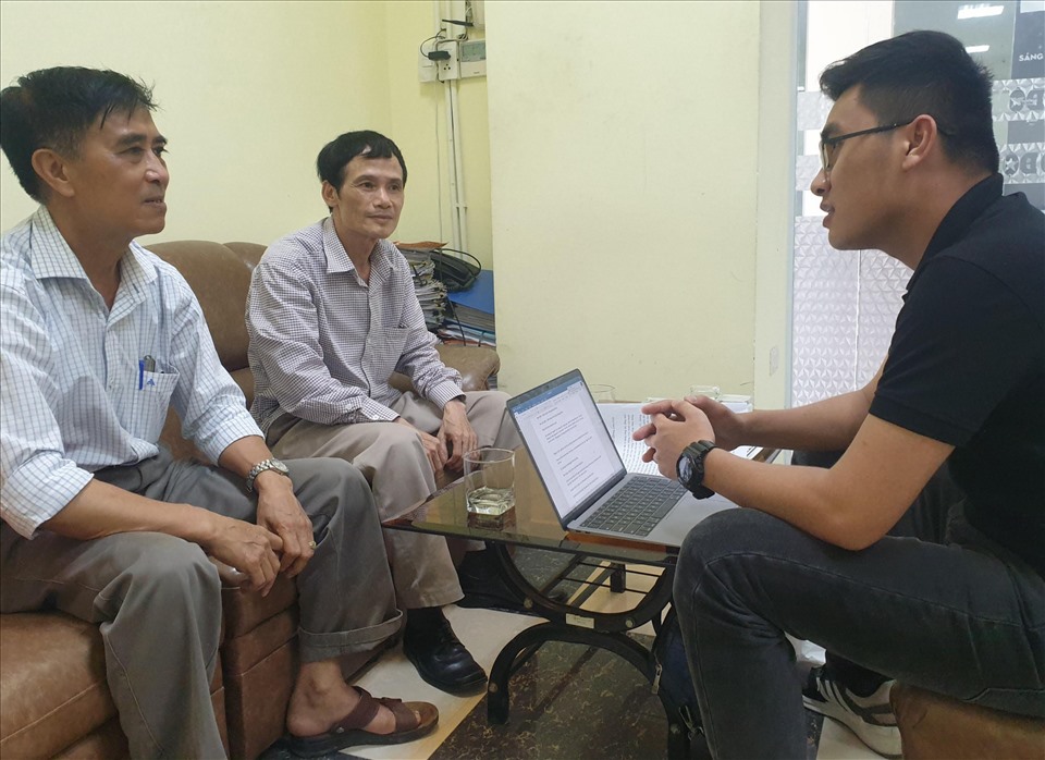 Ông Điệp, ông Quang trong buổi làm việc với PV báo Lao Động. Ảnh: Trần Tuấn.