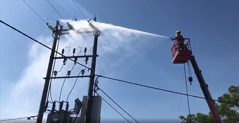 Công nhân Điện lực Thành phố Hưng Yên cải tạo, sữa chữa lưới điện. Ảnh: Minh Anh