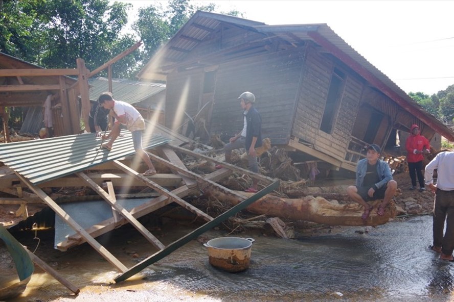 Sạt lở đất tàn phá khu dân cư ở xã Hướng Việt, huyện Hướng Hóa, tỉnh Quảng Trị. Ảnh: HT