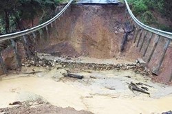 Quốc lộ 26 Đắk Lắk đi Khánh Hoà bị sụt lún, sạt lở gây ách tắc