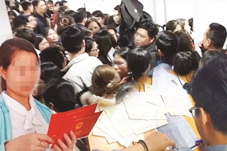H&igrave;nh ảnh c&ocirc;ng chức, vi&ecirc;n chức đi thi chứng chỉ để đủ c&aacute;c điều kiện trong tuyển dụng, n&acirc;ng ngạch, thăng hạng c&ocirc;ng chức, vi&ecirc;n chức. Ảnh cắt từ clip điều tra của Lao Động năm 2019.