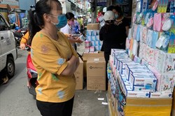 TPHCM: Nhiều người dân đi mua khẩu trang, giá vẫn bình ổn, hàng dồi dào