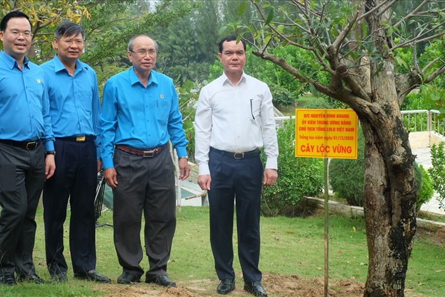 Đồng chí Nguyễn Đình Khang - Ủy viên Trung ương Đảng, Chủ tịch Tổng LĐLĐ VN trồng cây lộc vừng lưu niệm tại Khu tưởng niệm chiến sĩ Gạc Ma. Ảnh: Nhiệt Băng