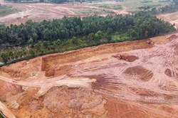 "Đất tặc" làm biến mất quả đồi, lãnh đạo sao không thấy?