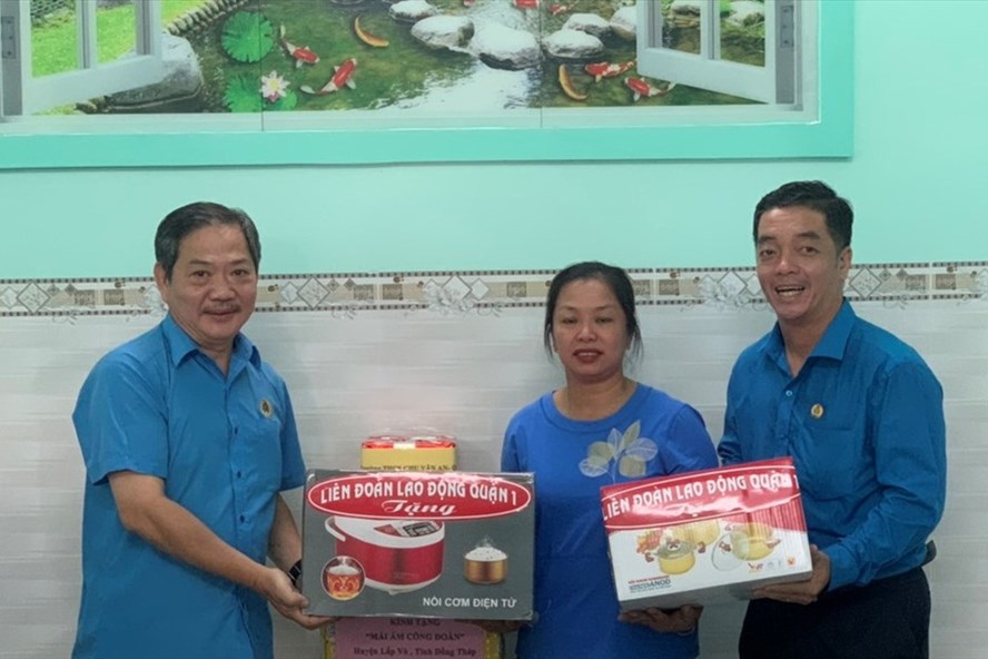 Đại diện LĐLĐ TPHCM và LĐLĐ quận 1 trao quà cho chị Nguyễn Thị Minh Hiền. Ảnh: LĐLĐ quận 1 cung cấp