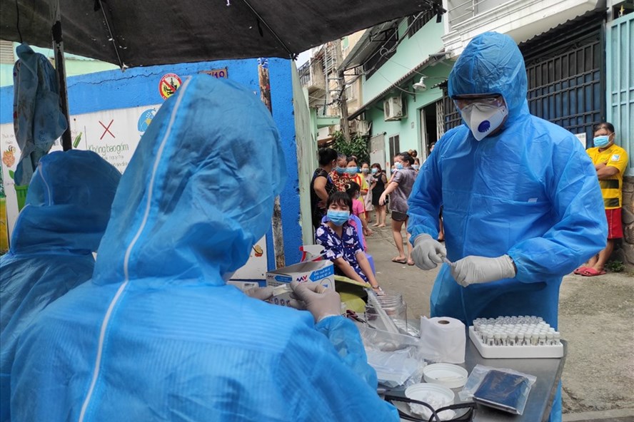 Lực lượng y tế lấy mẫu xét nghiệm người dân tại hẻm 106 đường Bình Tiên, phường 3, quận 6 (TPHCM) ngày 1.12. Ảnh: Hữu Huy