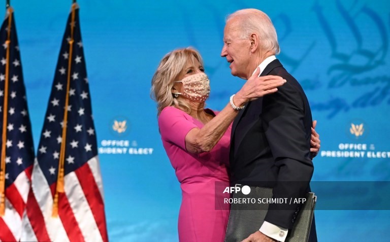 Cho tới hiện tại, ông Joe Biden đang giành được 306 phiếu đại cử tri và Tổng thống Donald Trump được 232 phiếu. Ngày 6.1,2021, Chủ tịch Thượng viện sẽ chủ trì phiên họp quốc hội toàn thể để đọc giấy chứng nhận phiếu đại cử tri của từng bang. Đây là bước cuối cùng trong quá trình kiểm phiếu đại cử tri. Ảnh: AFP.