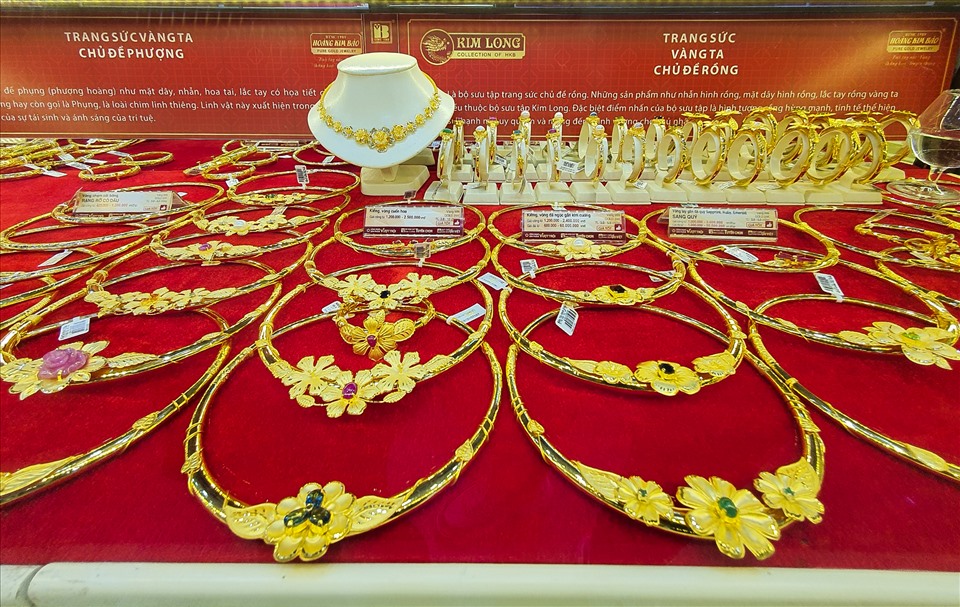 Các mặt hàng trang sức bán chạy hàng khi vàng giảm giá. Tuy nhiên theo đại diện các thương hiệu vàng bạc nổi tiếng tại Hà Nội, nhu cầu vàng miếng không khả quan. Ảnh: Phan Anh