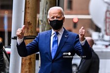 Tổng thống đắc cử Mỹ Joe Biden lần đầu xuất hiện sau tai nạn rạn xương