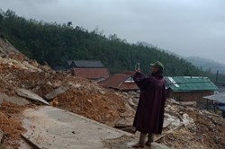 Sạt lở núi, 400 hộ dân ở Quảng Ngãi bị cô lập
