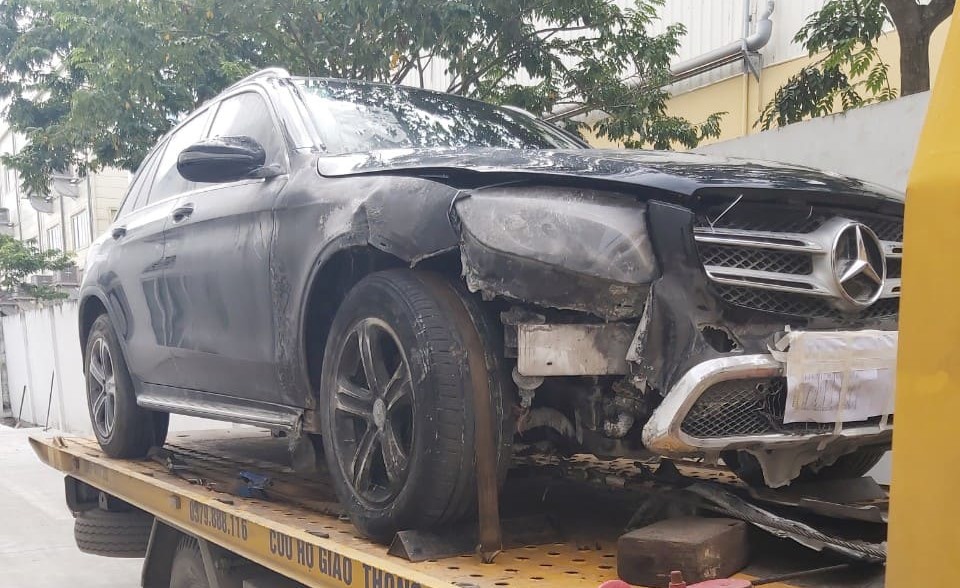 Chiếc xe Mercedes-Benz bị bốc ch&aacute;y, hư hỏng. Ảnh AH