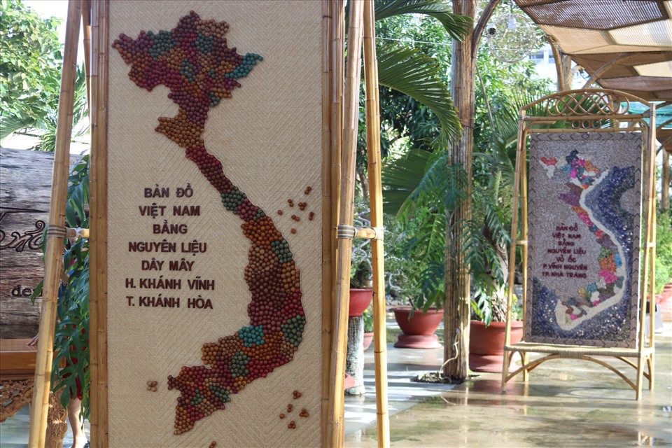 Bộ sưu tập bản đồ Việt Nam hai mặt được ghép thủ công từ mây, hạt bầu, ốc biển của Khánh Hoà. Ảnh:Phương Linh