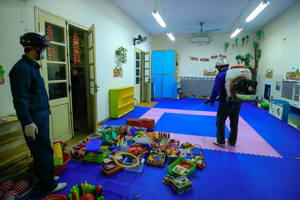 Trường mầm non ở Hà Nội phun khử trùng, tẩy rửa đồ chơi phòng virus Corona
