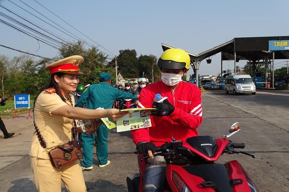 Công an Đồng Nai phát nước và tuyên truyền cho người tham gia giao thông_Ảnh: Công an cung cấp Công an Đồng Nai phát nước và tuyên truyền cho người tham gia giao thông_Ảnh: Công an cung cấp