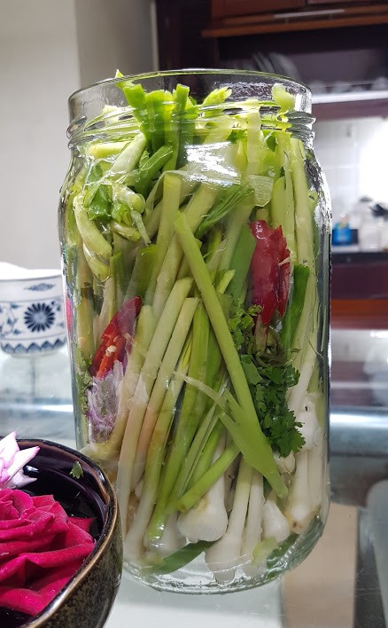 1 lọ thủy tinh sạch dung tích khoảng 2-3 lít tùy lượng ngồng tỏi