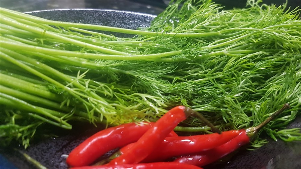 Ớt: 2-3 quả tùy khẩu vị thích cay nhiều hay ít; Rau thơm: Cần tây, hoặc rau mùi, hoặc thì là, tùy sở thích Hạt mùi: ½ thìa cà phê (nếu không thích mùi hắc nồng của hạt mùi có thể không dùng)
