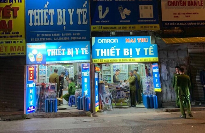 Tổ công tác kiểm tra, xử lý cơ sở kinh doanh thuốc tây tại phố Ngọc Khánh.