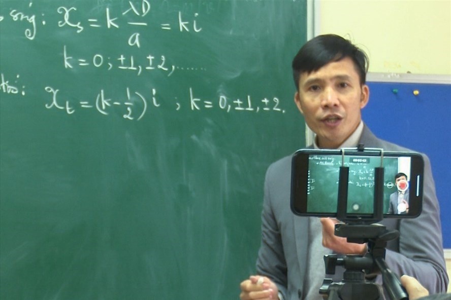 Giáo viên Trường THCS và THPT Nguyễn Tất Thành thực hiện dạy học và tương tác với học sinh bằng hình thức online. Ảnh: Tô Thế