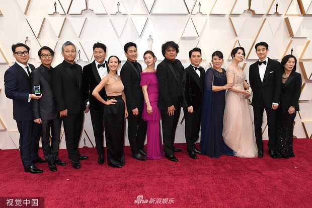 Dàn diễn viên “Ký sinh trùng” trên thảm đỏ Oscar 2020. Ảnh: J
