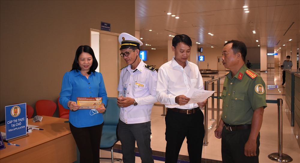 Đoàn công tác của Công đoàn ngành Y Tế TP.Cần Thơ nghe Đội báo cáo tình hình phòng, chống dịch virus Corona. Ảnh: Thành Nhân