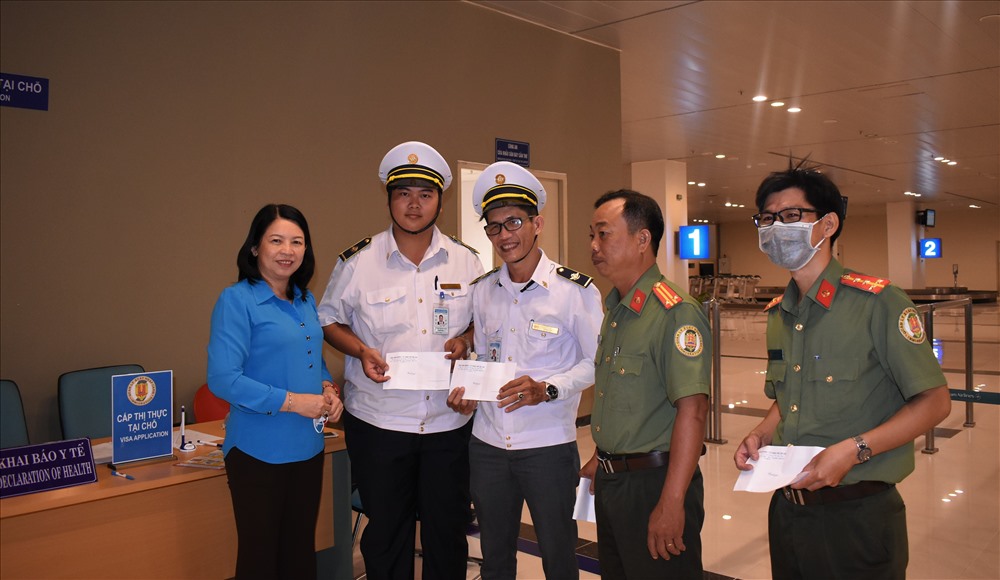 Trao quà động viên lực lượng tham gia phòng, chống dịch virus Corona tại Cảng hàng không quốc tế Cần Thơ. Ảnh: Thành Nhân