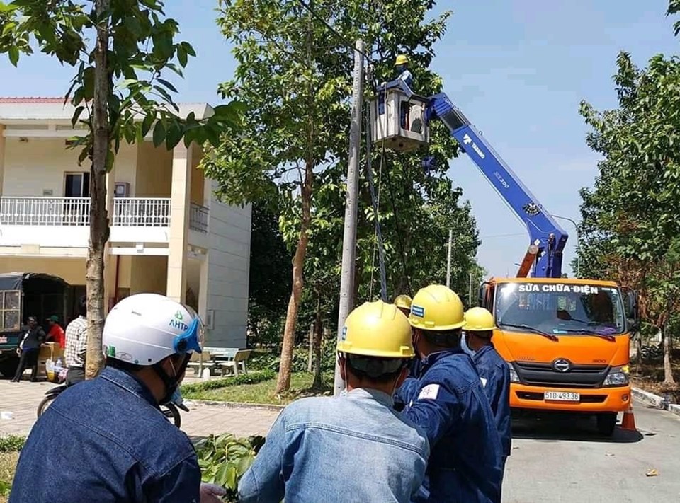 CNLĐ Công ty Điện lực Củ Chi trồng trụ, kéo dây cung cấp điện cho Bệnh viện dã chiến. Ảnh M.C CNLĐ Công ty Điện lực Củ Chi trồng trụ, kéo dây cung cấp điện cho Bệnh viện dã chiến. Ảnh M.C