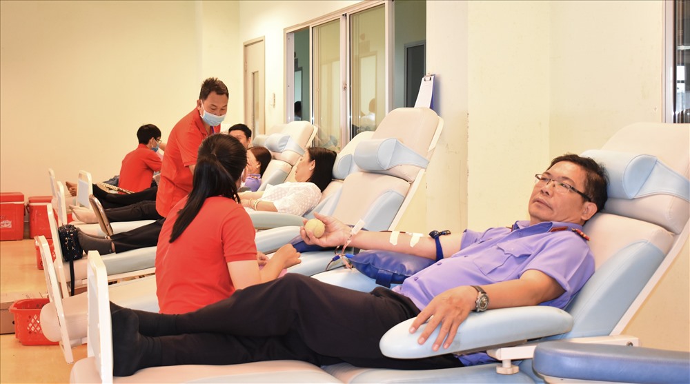 Cán bộ, nhân viên đang công tác tại Viện kiểm sát nhân dân TP.Cần Thơ cũng đi hiến máu. Ảnh: Thành Nhân