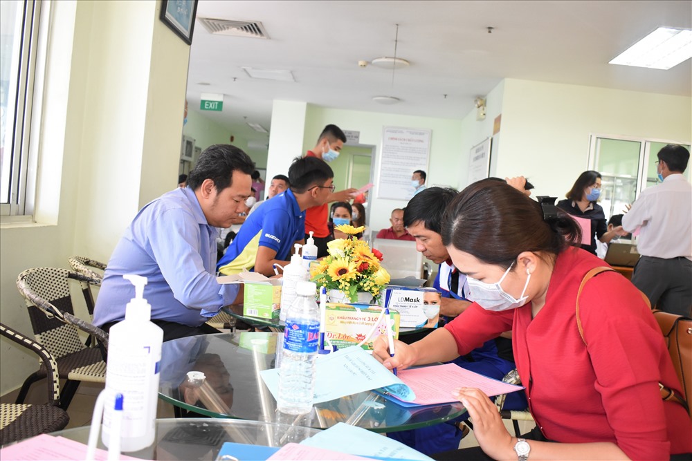 Đoàn viên Công đoàn và người dân đăng ký hiến máu tại Bệnh viện Huyết học - Truyền máu TP.Cần Thơ. Ảnh: Thành Nhân