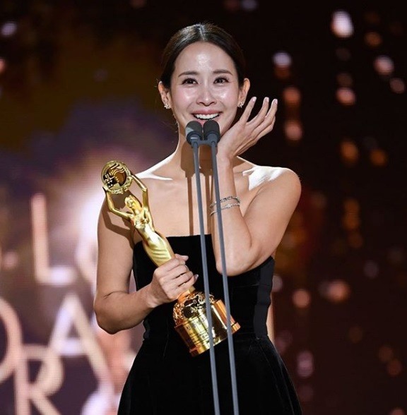 Nhiều khán giả cho rằng đây là vai diễn sinh ra là để dành cho Jo Yeo Jeong. Với cơ mặt tự nhiên, những biểu cảm ngây thơ, bà Park hoàn toàn là một người không biết gì. Jo Yeo Jeong sinh năm 1981, từng nổi tiếng với những vai diễn có nhiều cảnh nóng, thậm chí cô có biệt danh là “quả bom gợi cảm” xứ Hàn. Sau vai diễn đầy thành công trong “Ký sinh trùng“, Jo Yeo Jeong hứa hẹn sẽ đem tới cho khán giả những vai diễn đa dạng hơn. Ảnh: ST.