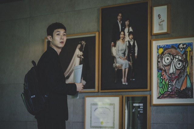 Choi Woo Sik: Vào vai Ki Woo- con trai cả của nhà Ki-teak. Đây là nhân vật có quá trình trưởng thành rõ rệt trong suốt cả tập phim. Từ một cậu trai nhà nghèo có phần ngờ nghệch Ki Woo từng bước trưởng thành trong tâm lý khi dùng kế đưa cả đình trở thành “ký sinh trùng” của một gia đình giàu có. Sự thay đổi tâm lý càng về sau của Ki Woo càng khiến bộ phim trở nên hấp dẫn và đem tới nhiều bước ngoặt cho cả gia đình. Ảnh: NSX.