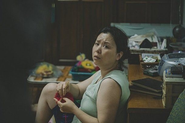 Jang Hye Jin: Đóng cặp với Song Kang-ho trong “Ký sinh trùng” là nữ diễn viên Jang Hye Jin với vai diễn bà Kim Chung Sook. Với lối diễn tự nhiên, bà Kim Chung Sook hiện lên là một người phụ nữ nghèo, luôn nghe theo sự sắp đặt của chồng và các con. Lối suy nghĩ “họ tử tế vì họ giàu” của bà Kim Chung Sook cũng là một triết lí đạo diễn muốn gửi gắm trong bộ phim này. Ảnh: NSX.