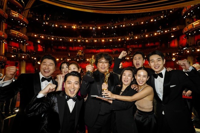 Tối 9.2 (giờ địa phương), Lễ trao giải Oscar lần thứ 92 đã khép lại với chiến thắng vang dội của ekip làm phim “Ký sinh trùng“. Đây là bộ phim đầu tiên ẵm liền 4 giải cao nhất của Oscar bao gồm: Kịch bản gốc xuất sắc, Phim quốc tế xuất sắc, Đạo diễn xuất sắc và Phim truyện xuất sắc.
