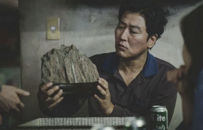 Song Kang-ho: Vào vai Ki-teak, người cha thất nghiệp trong một gia đình nghèo, Song Kang-ho đã có màn hóa thân xuất sắc, làm nền tảng thúc đẩy cho các vai diễn khác trong Parasite. “Quái vật điện ảnh” là biệt danh nhiều người hâm mộ dành cho Song Kang-ho. Tài tử sinh năm 1969, có sự nghiệp điện ảnh đồ sộ. Nam diễn viên từng góp mặt trong nhiều dự án điện ảnh của Hàn Quốc, bao gồm 3 tác phẩm 10 triệu vé là The Host, The Attorney và A Taxi Driver.