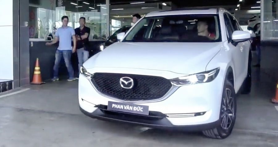 Tiền vệ Phan Văn Đức tự thưởng cho mình chiếc Mazda CX-5. Ảnh ST.