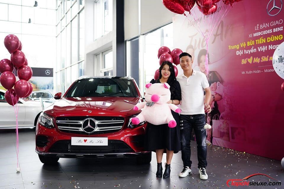 Trung vệ Bùi Tiến Dũng tặng Mercedes-Benz GLC 300 cho bà xã. Ảnh ST.