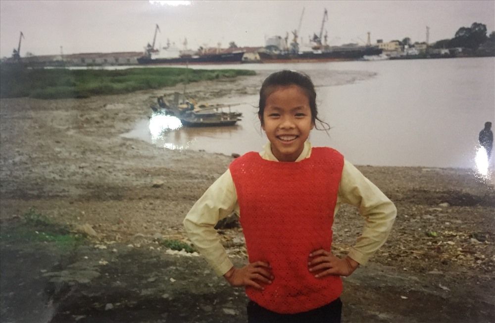 Xuân - cô bé bán quạt trên bến phà Bính