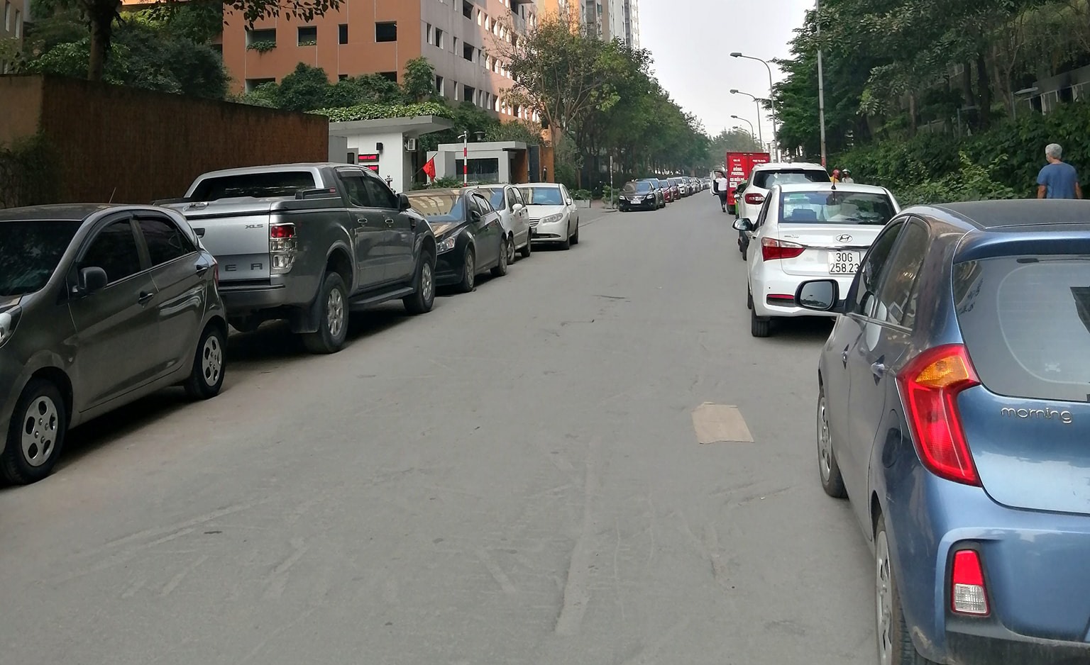 Luôn có 2 hàng xe nối đuôi nhau đậu kín 2 bên ngõ dâu dù đã có biển cấm dừng đỗ. Ảnh: LN.