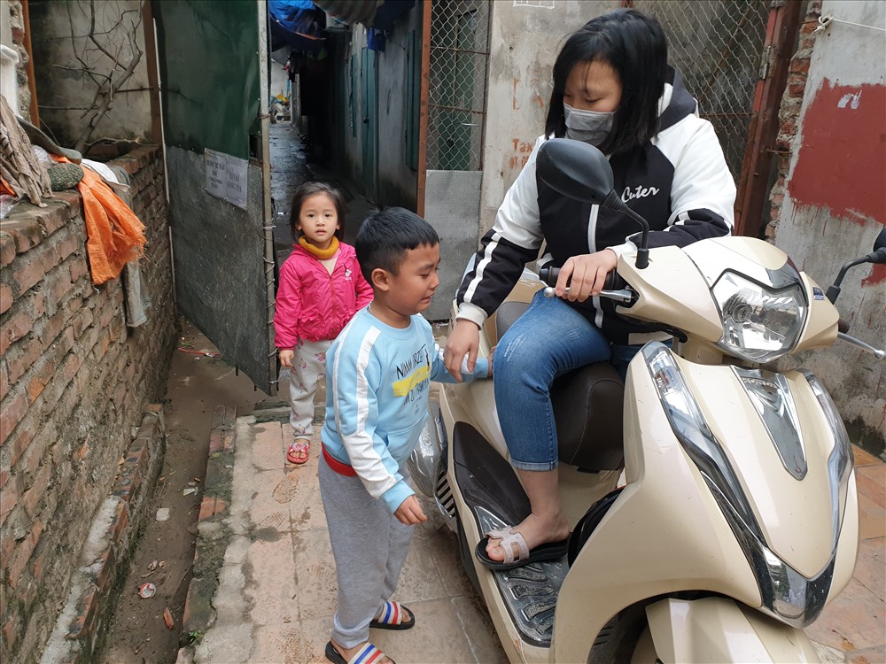 Nhiều công nhân vừa mừng vừa lo vì lỡ đưa lên thành phố để đi học giữa mùa dịch. Ảnh: Tùng Giang.