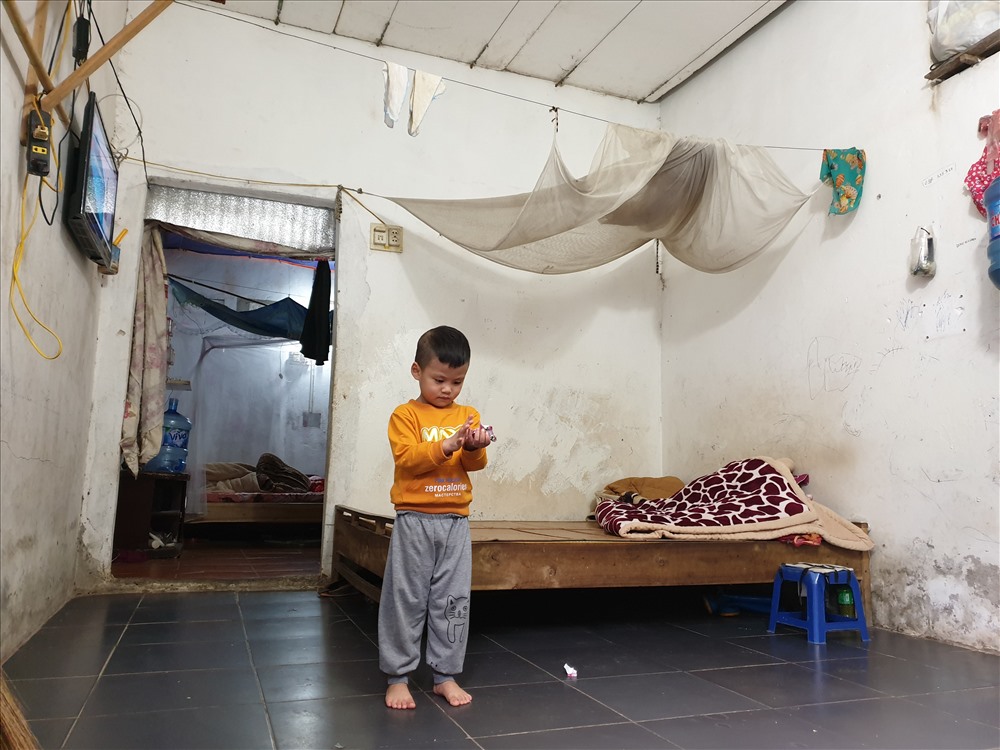 Bố mẹ đi làm chưa về, con công nhân khu công nghiệp loanh quanh trong nhà trọ, hặc hàng xóm trông khi nhà trường thông báo cho nghỉ học. Ảnh: Tùng Giang.