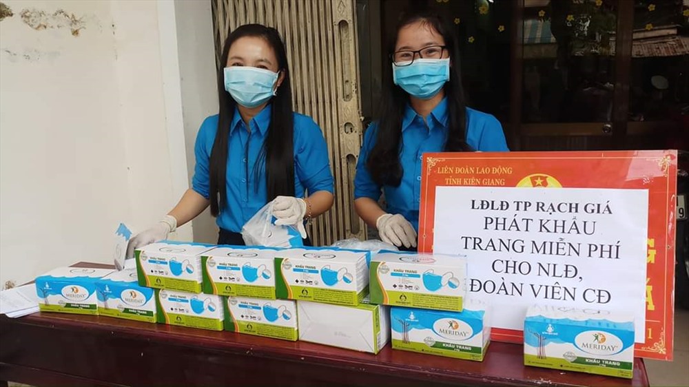 Cán bộ Công đoàn LĐLĐ TP. Rạch Giá cấp khẩu trang y tế miễn phí. Ảnh: LT