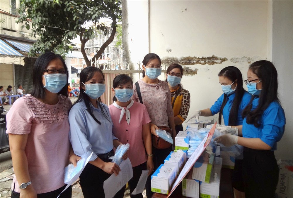 Cấp khẩu trang cho đoàn viên, công nhân lao động. Ảnh: LT
