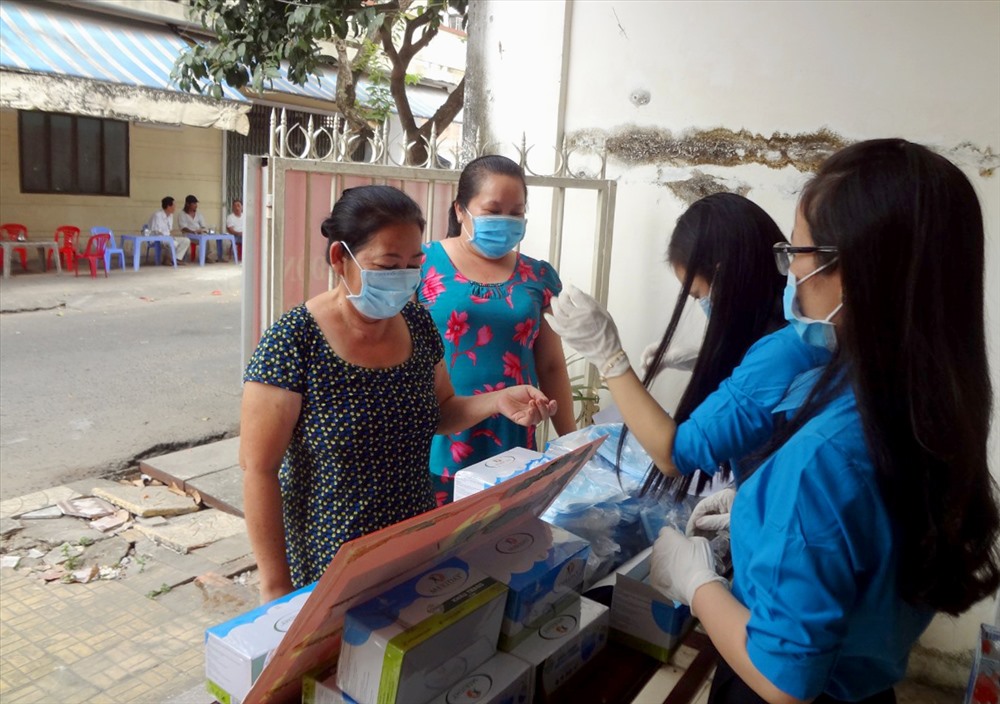 Cấp cả cho hộ dân có hoàn cảnh khó khăn sống gần trụ sở đơn vị. Ảnh: LT