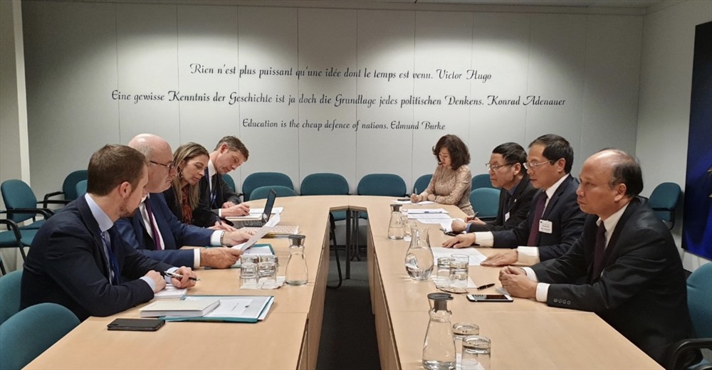 Thứ trưởng Thường trực Bộ Ngoại giao Bùi Thanh Sơn gặp Cao ủy Thương mại EU Phil Hogan. Ảnh: BNG