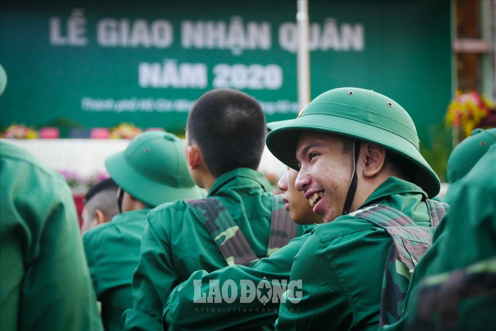 Nụ cười của các tân binh với tinh thần sẵn sàng thực hiện nghĩa vụ quân sự