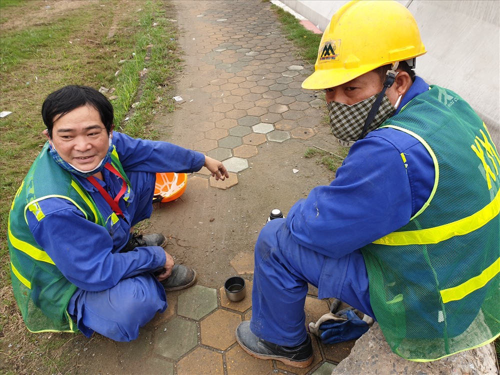 Giây phút nghỉ ngơi hiếm hoi của công nhân xây dựng công trình đường đua F1.