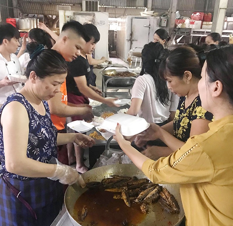 Nh ân viên nhà hàng Minh Hồng tất bật chuẩn bị 1.000 suất cơm tiếp tế cho lực lượng chữa cháy rừng. PV