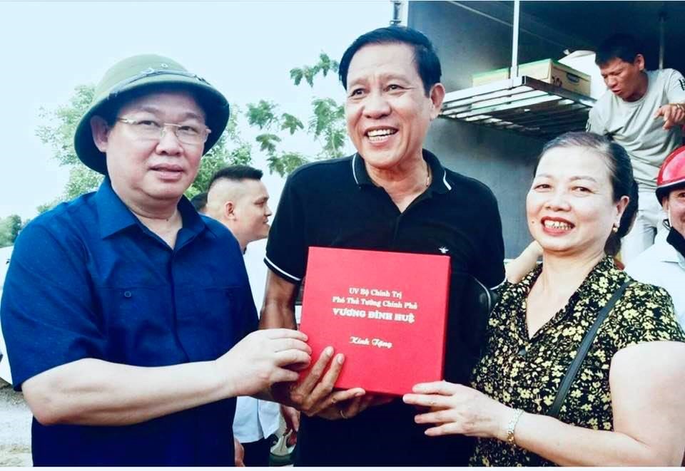 Phó Thủ tướng Vương Đình Huệ tặng quà, biểu dương vợ chồng anh Hồng, chị Minh. Ảnh: PV