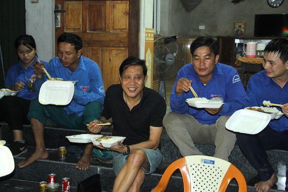 Anh Hồng cùng ăn cơm với lực lượng chữa cháy rừng. Ảnh: PV