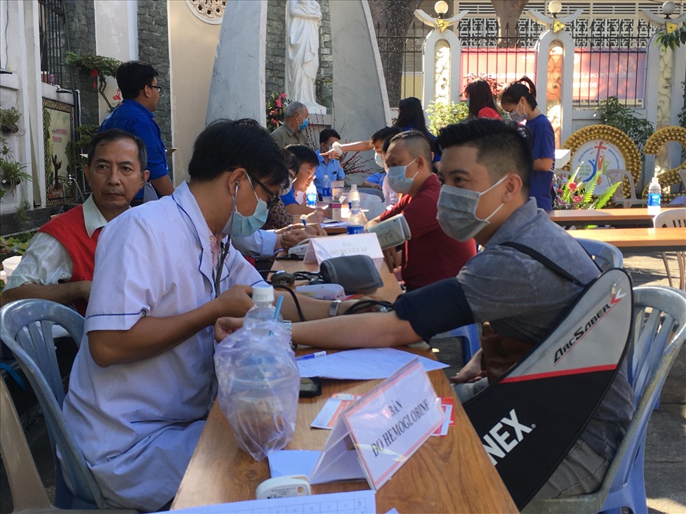 Đông đảo người dân thành phố hiến máu tình nguyện tại lễ ra quân.